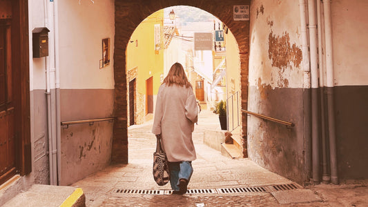 Mujer caminando como símbolo de historia y determinación – Pepa Comanechi