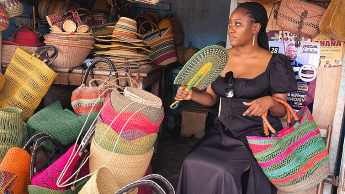 Mujeres africanas tejiendo cestas de Bolgatanga con fibras naturales