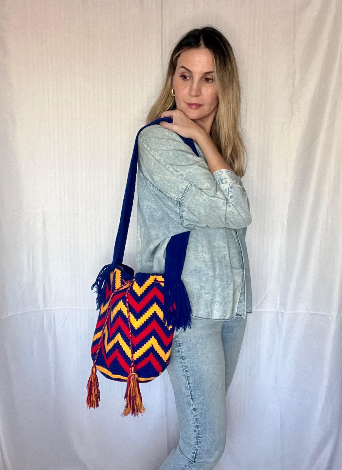 Bolso Wayúu Azul y Amarillo – Hecho a Mano en Colombia – Estilo Boho Artesanal