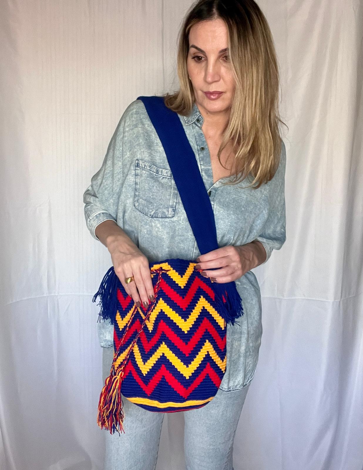 Bolso Wayúu Azul y Amarillo – Hecho a Mano en Colombia – Estilo Boho Artesanal
