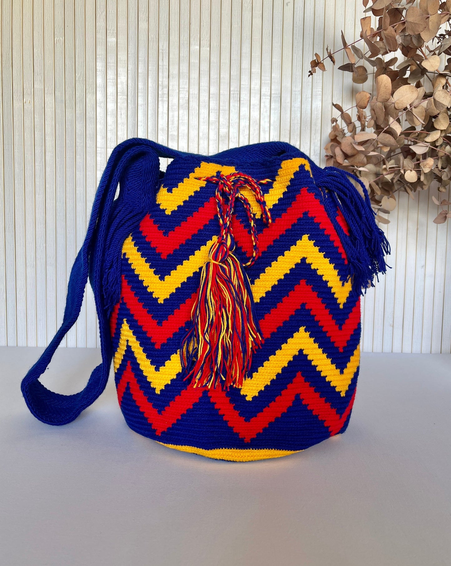 Bolso Wayúu Azul y Amarillo – Hecho a Mano en Colombia – Estilo Boho Artesanal