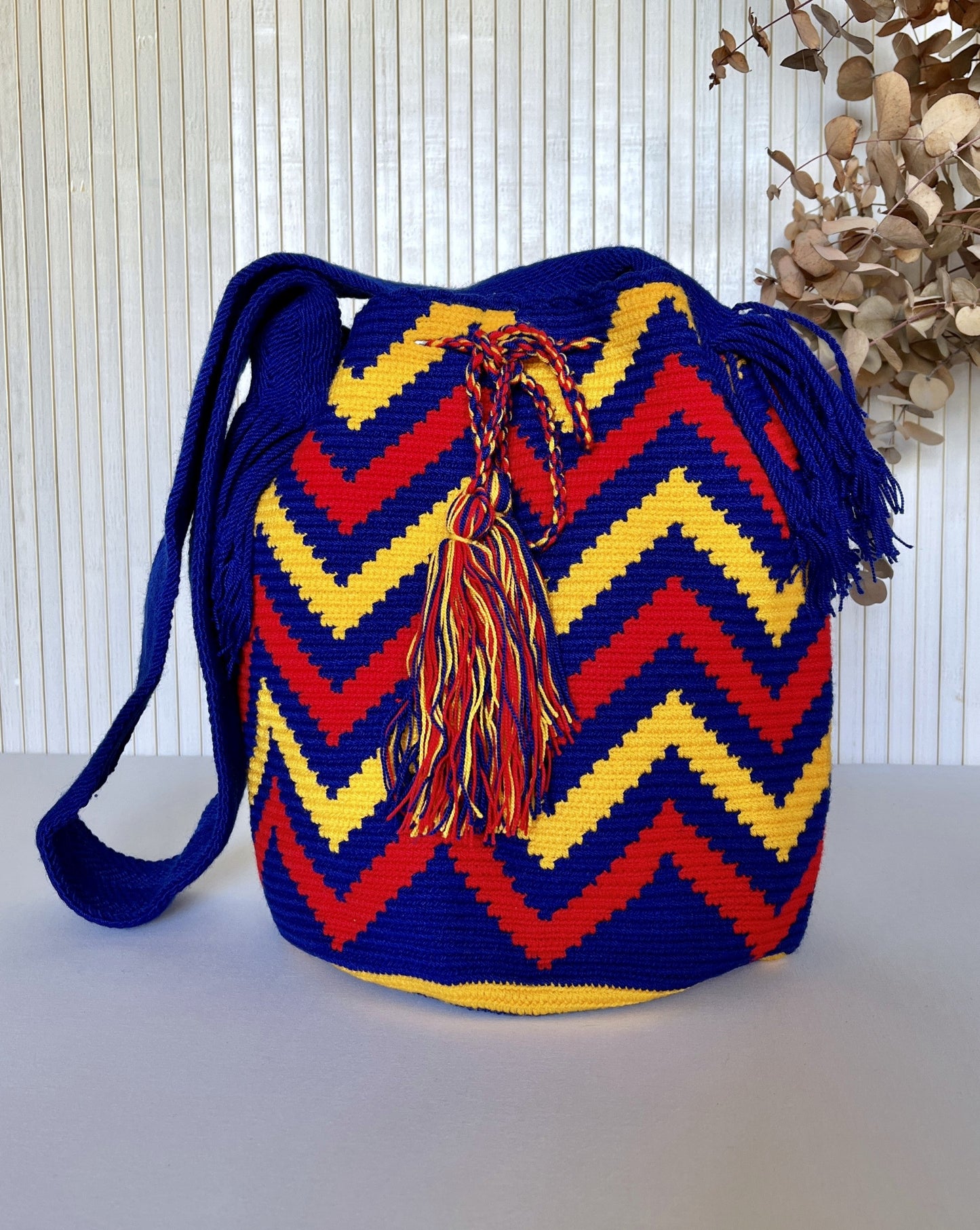 Bolso Wayúu Azul y Amarillo – Hecho a Mano en Colombia – Estilo Boho Artesanal