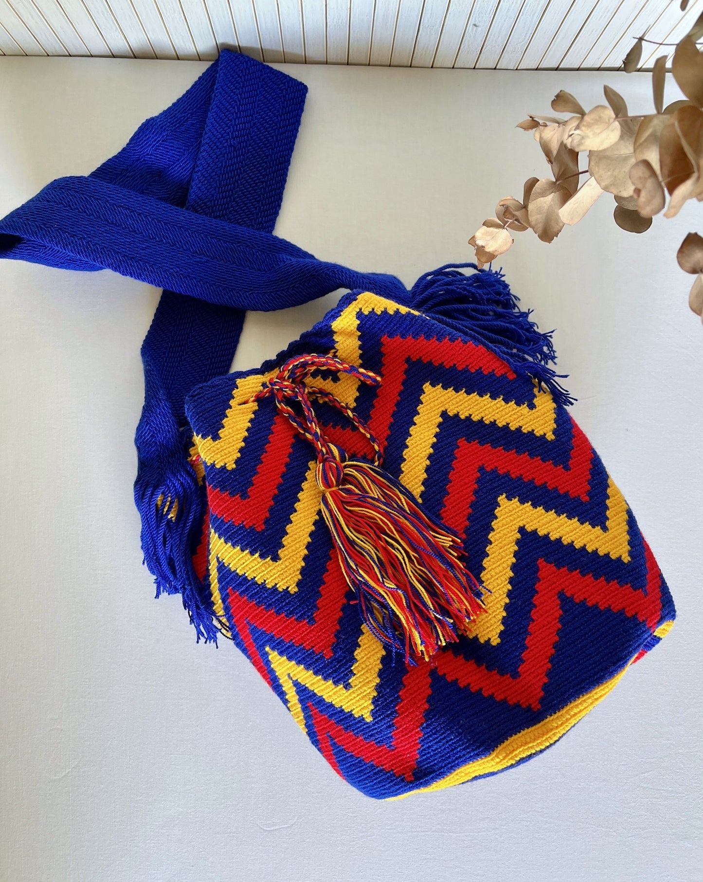 Bolso Wayúu Azul y Amarillo – Hecho a Mano en Colombia – Estilo Boho Artesanal