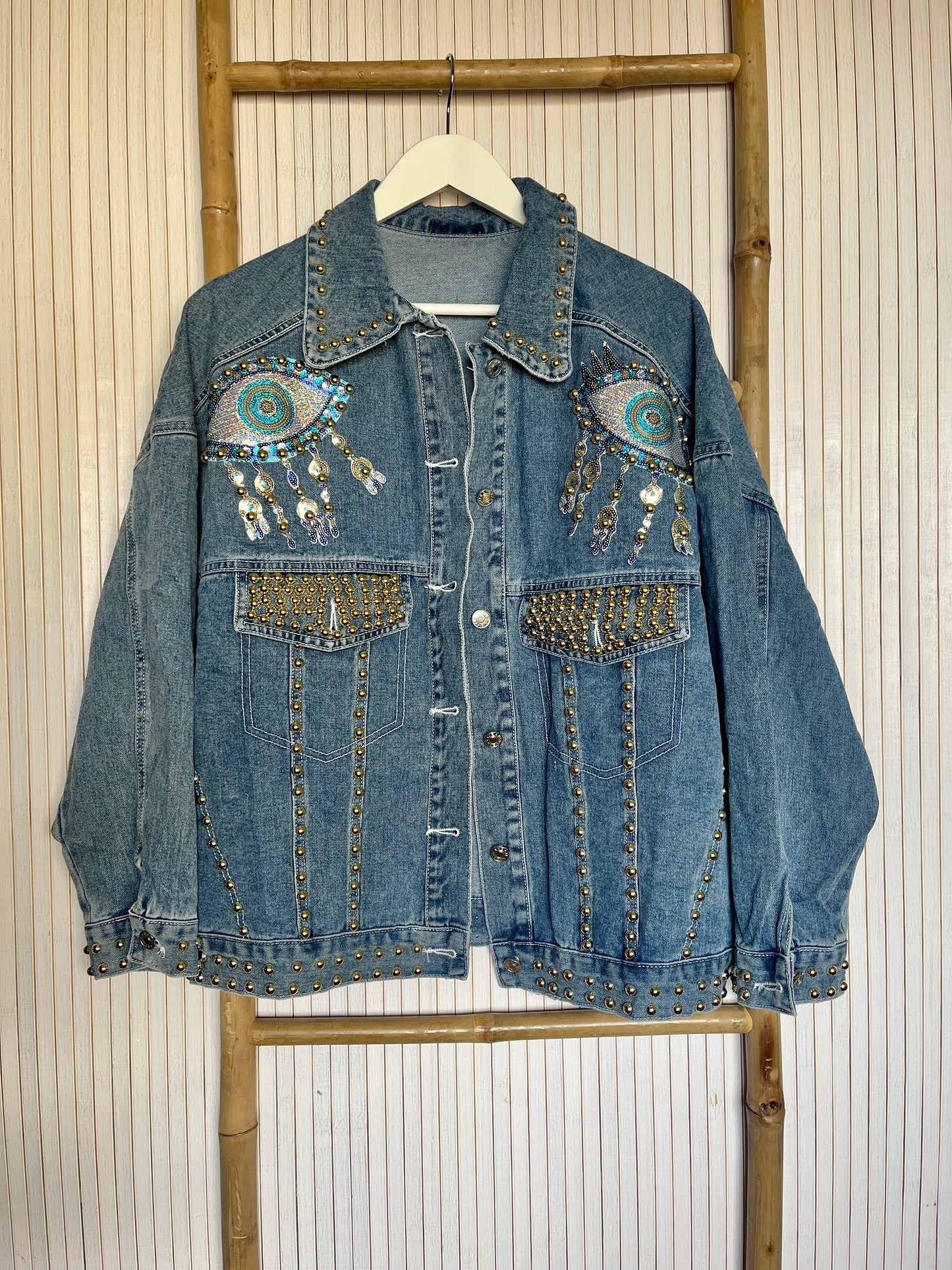 Cazadora Denim con Tachuelas – Estilo Rock y Boho para Mujer