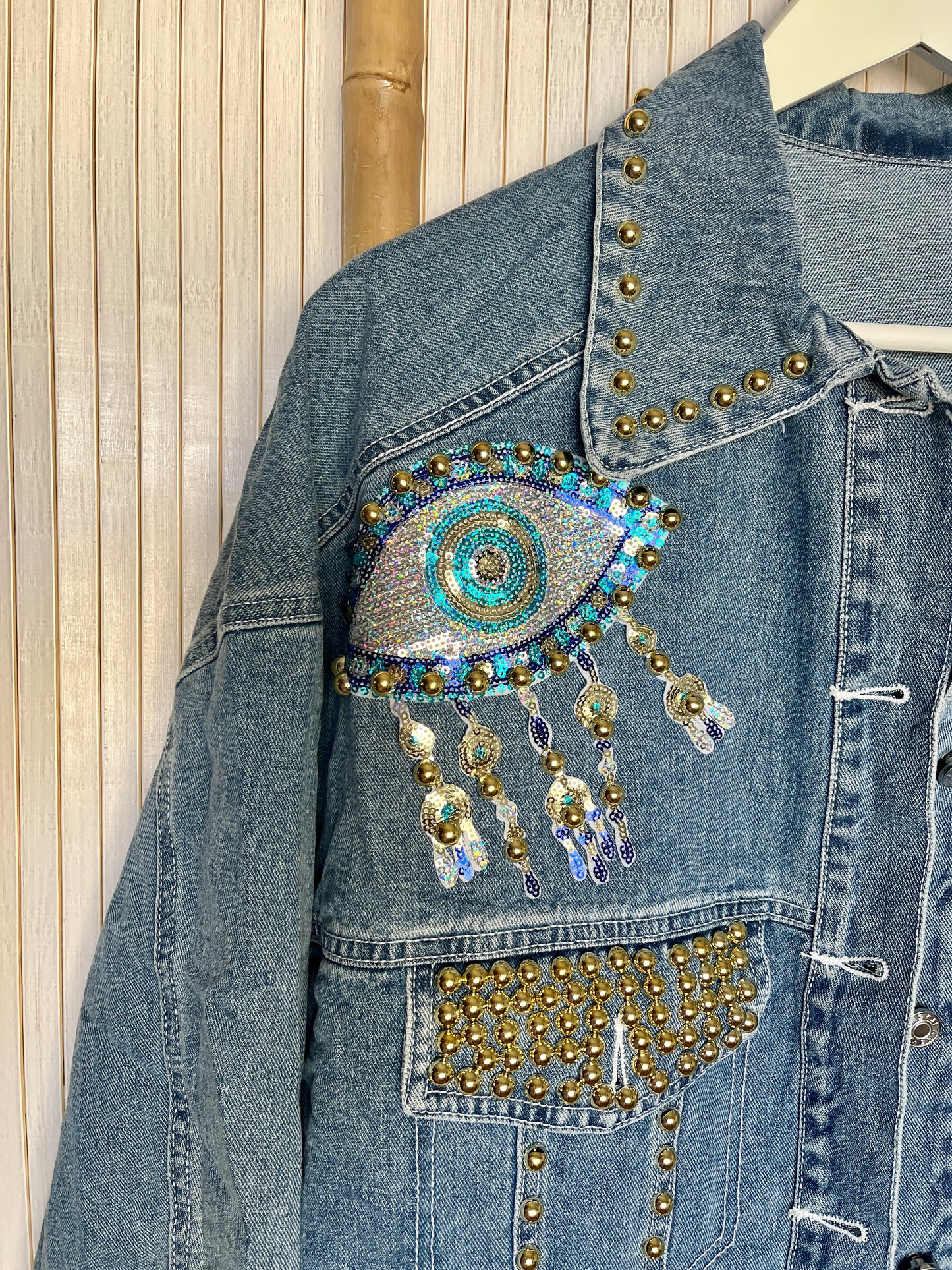 Cazadora Denim con Tachuelas – Estilo Rock y Boho para Mujer