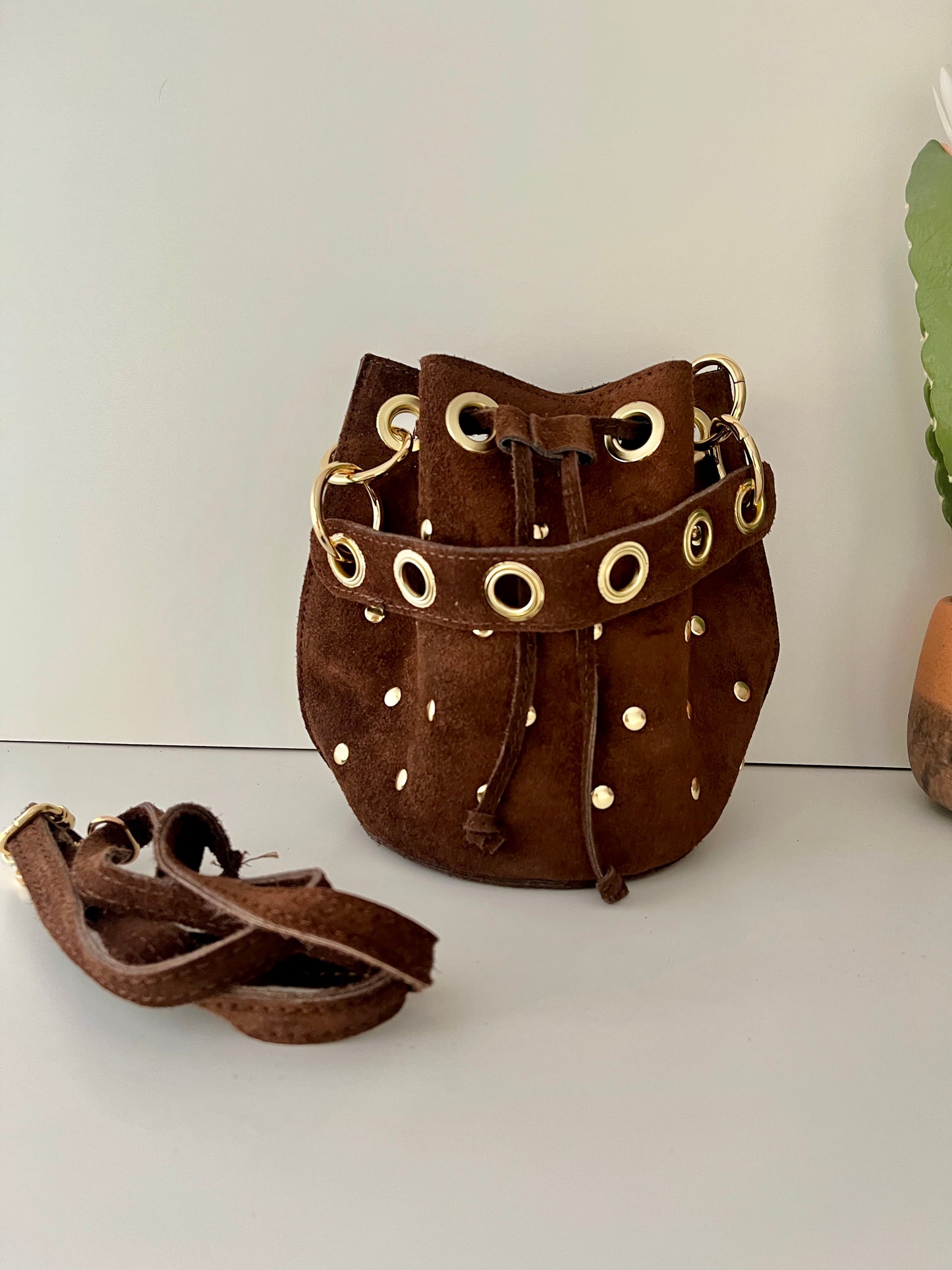 Mini Bombonera Piel Ante Tachas - Marrón