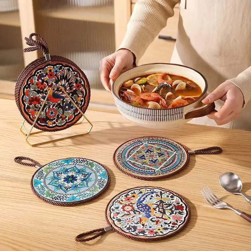 Salvamantel de Cerámica con Base de Corcho y Cuerda para Colgar – Aislante para Platos, Tazas o Sartenes