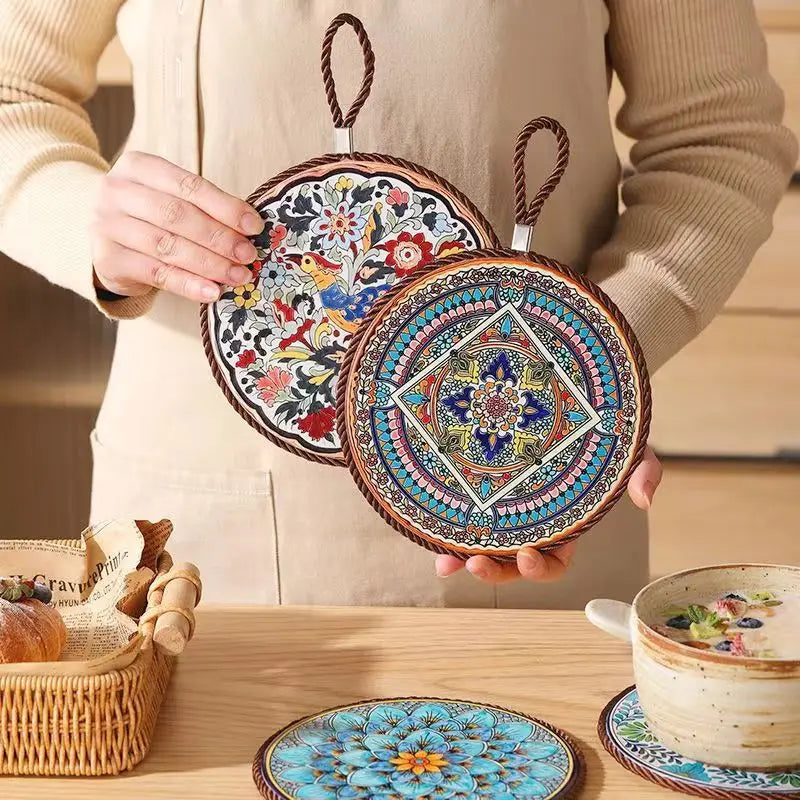 Salvamantel de Cerámica con Base de Corcho y Cuerda para Colgar – Aislante para Platos, Tazas o Sartenes