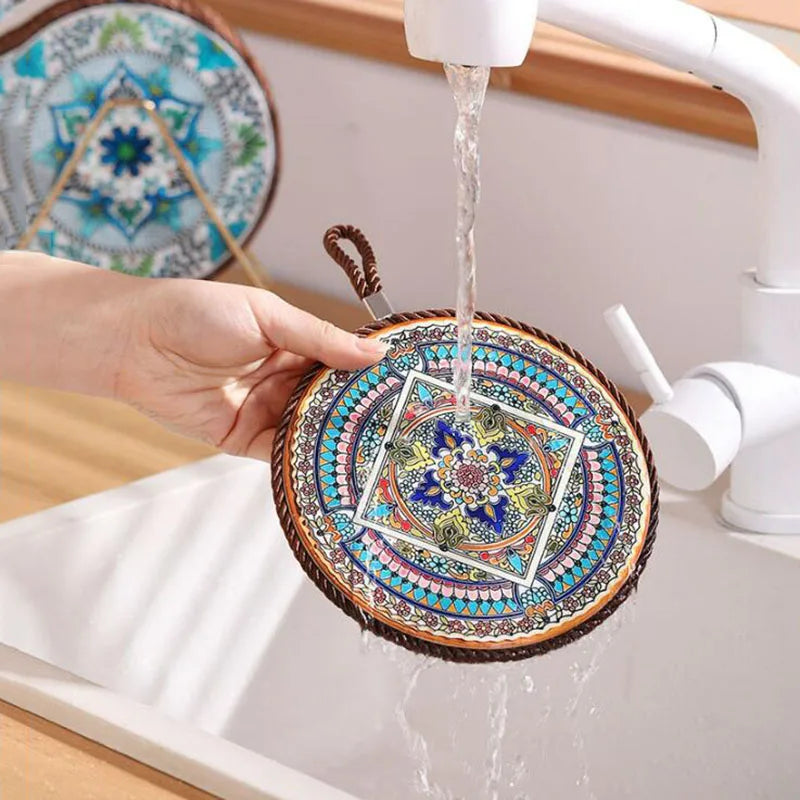 Salvamantel de Cerámica con Base de Corcho y Cuerda para Colgar – Aislante para Platos, Tazas o Sartenes