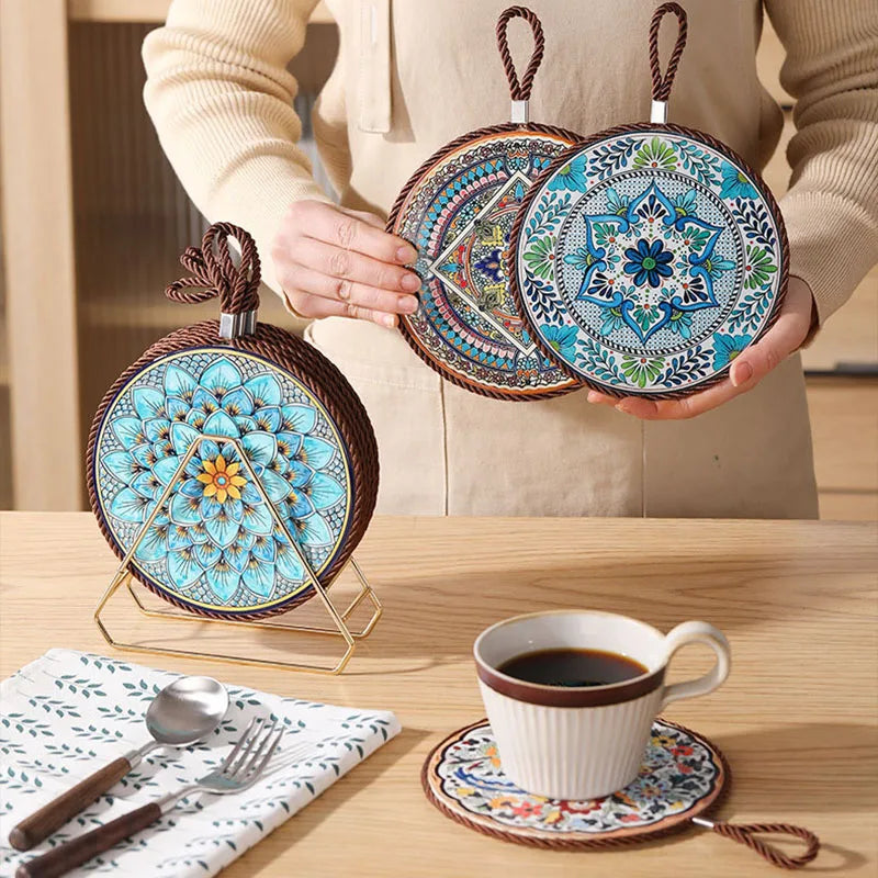 Salvamantel de Cerámica con Base de Corcho y Cuerda para Colgar – Aislante para Platos, Tazas o Sartenes