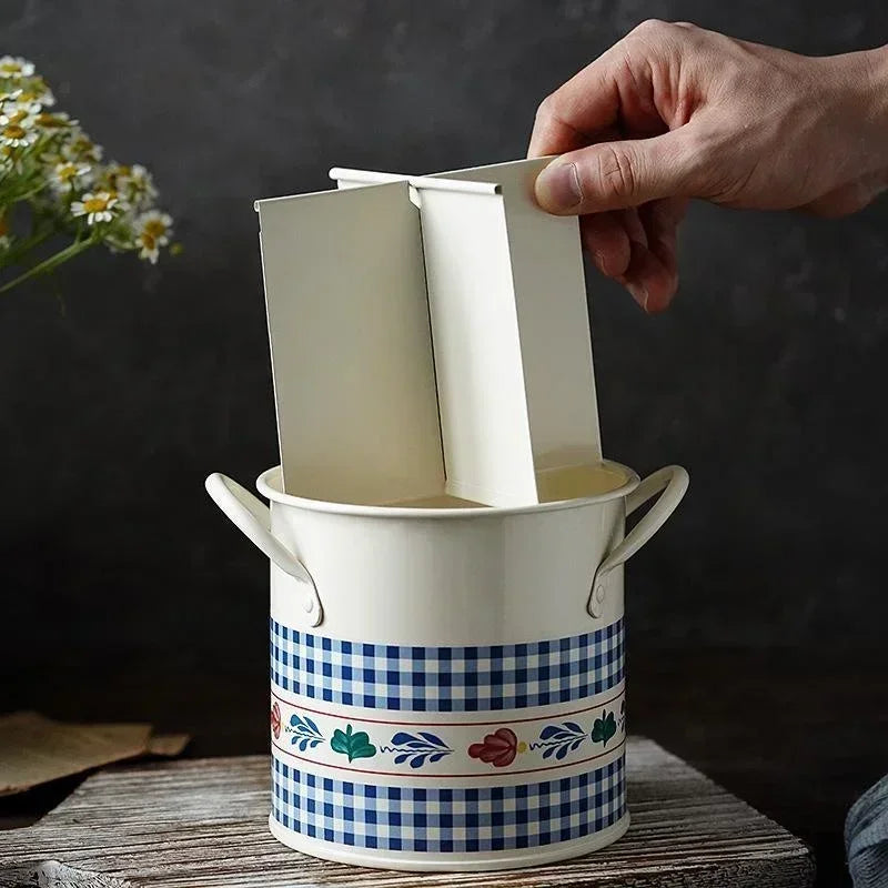 Organizador de Cubiertos Retro – Cubo Metálico con Divisiones para Cocina Estilo Rústico