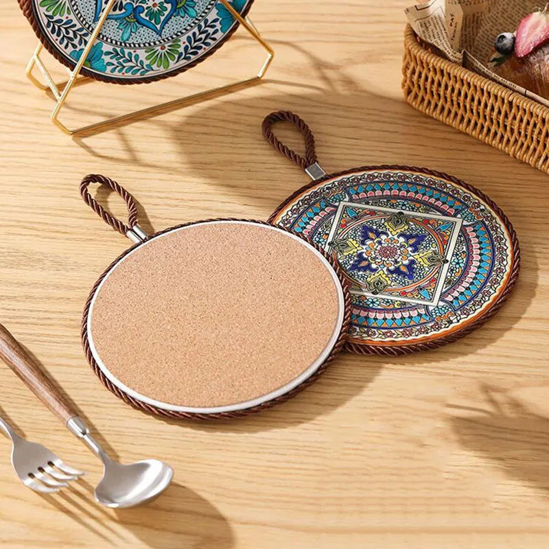Salvamantel de Cerámica con Base de Corcho y Cuerda para Colgar – Aislante para Platos, Tazas o Sartenes