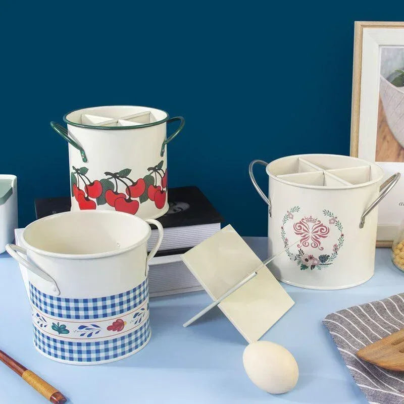 Organizador de Cubiertos Retro – Cubo Metálico con Divisiones para Cocina Estilo Rústico