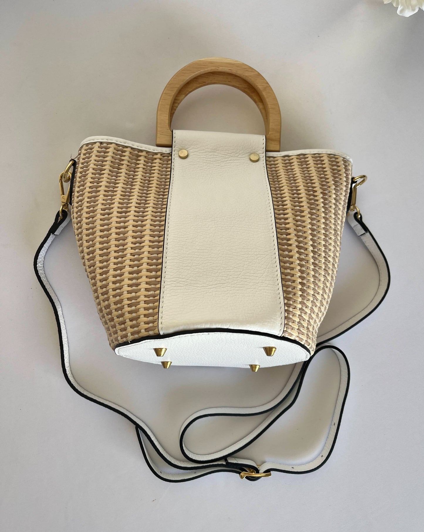 Bolso bucket blanco de rafia y piel con asas de madera