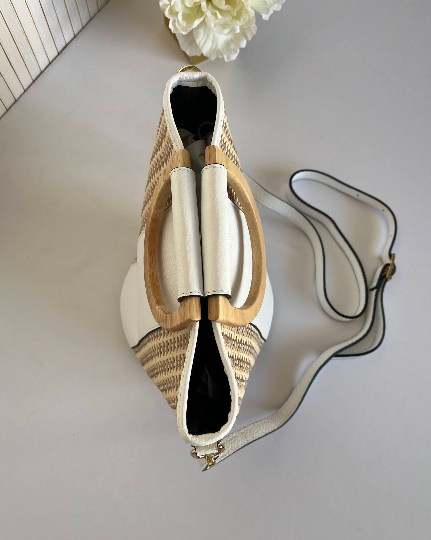 Bolso bucket blanco de rafia y piel con asas de madera