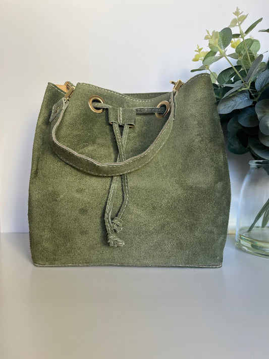 Quadratische Beuteltasche aus Wildleder - Khaki