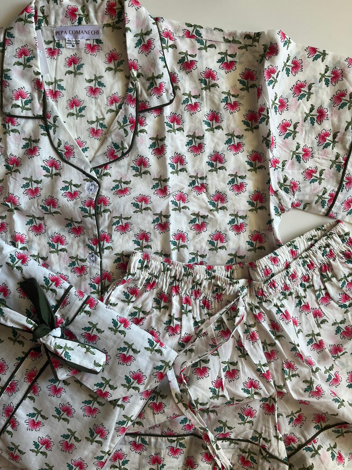 Detalle de la camisa del pijama PITU con botones y cuello babero