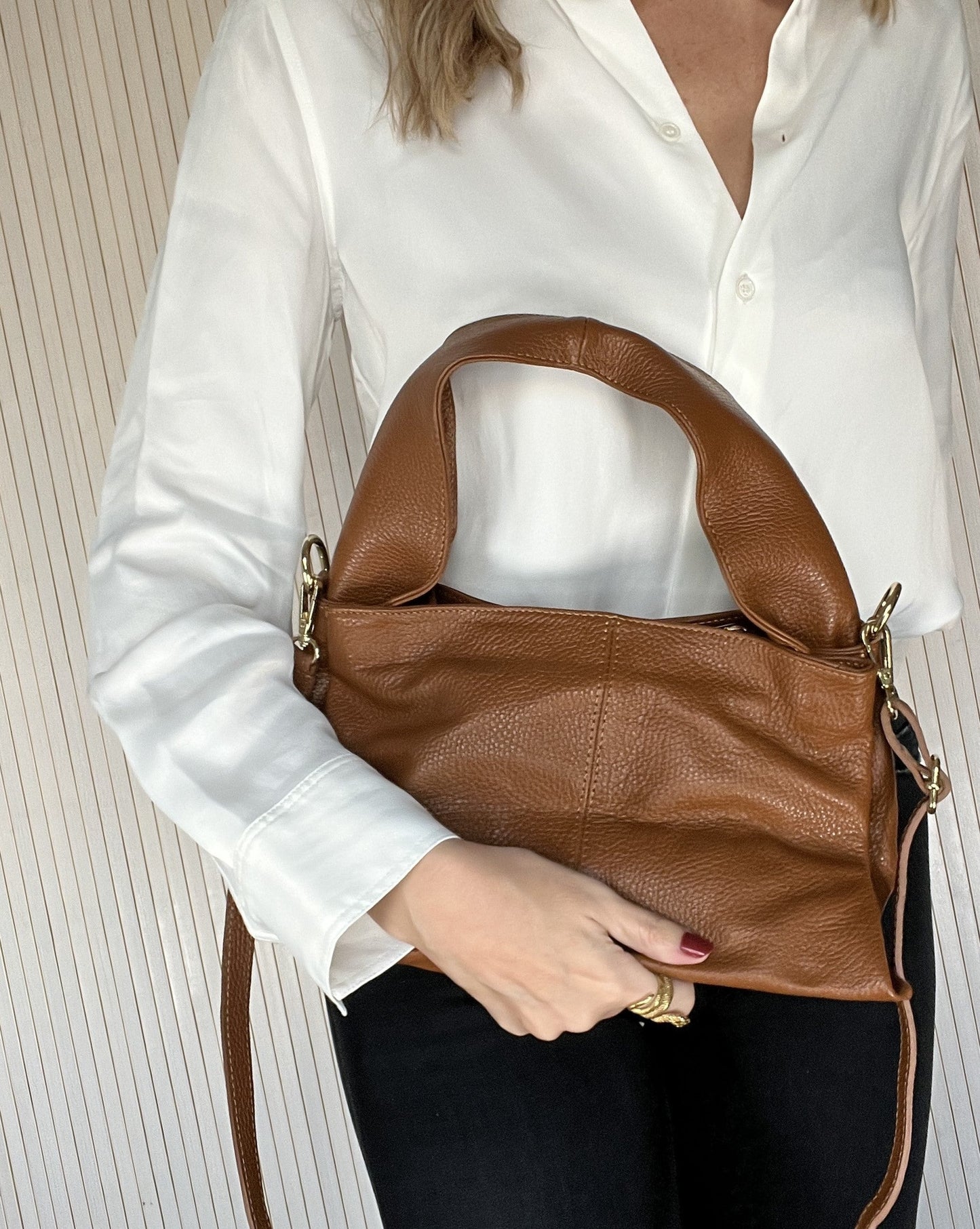 Bolso De Piel Con Asa Gruesa Y Tira Bandolera - Camel-Pepa Comanechi-Bolsos,Bolsos de piel