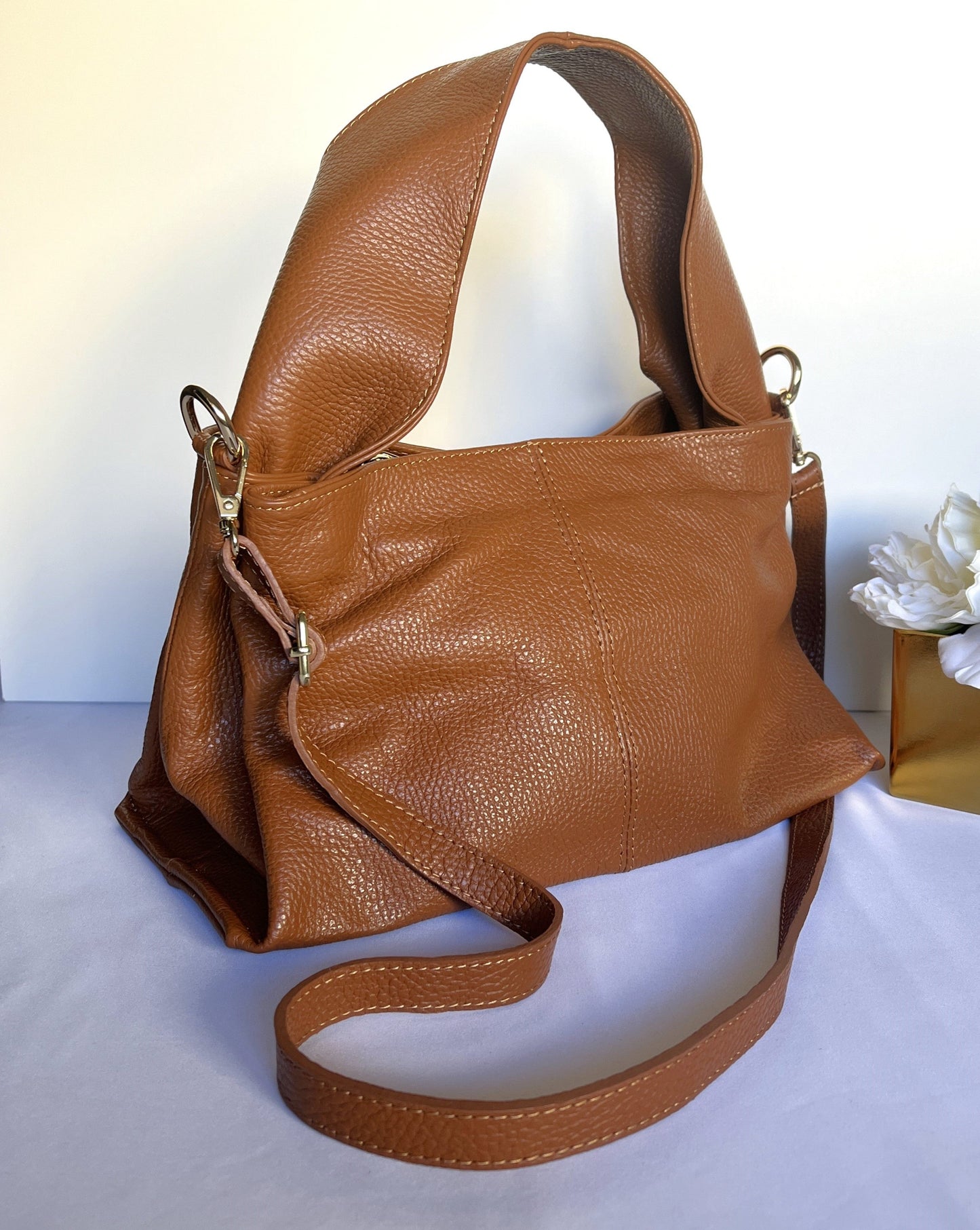 Bolso De Piel Con Asa Gruesa Y Tira Bandolera - Camel-Pepa Comanechi-Bolsos,Bolsos de piel