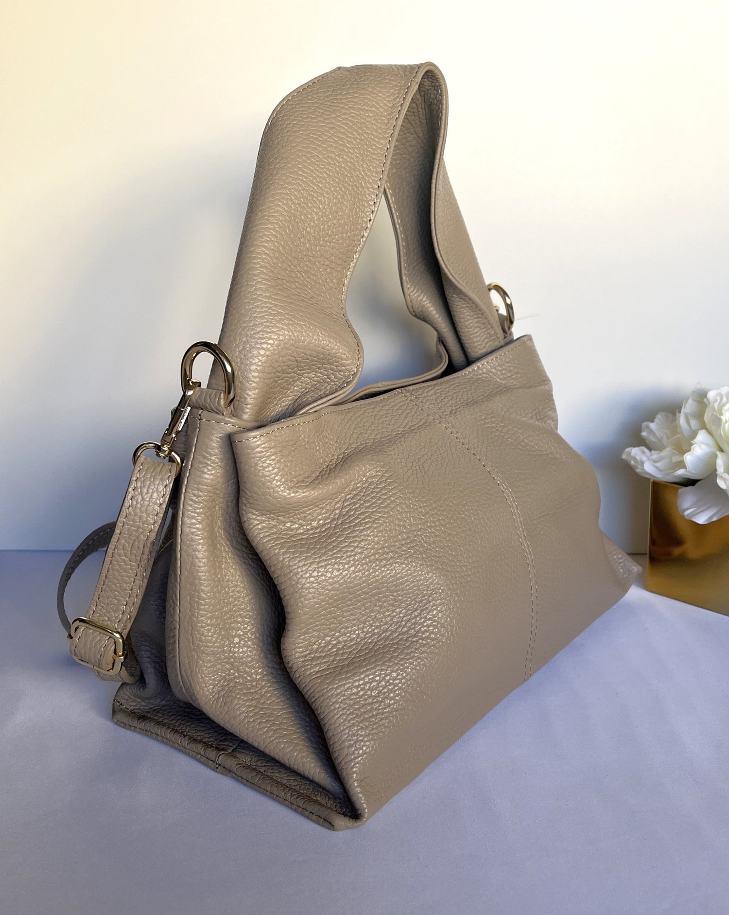 Bolso De Piel Con Asa Gruesa Y Tira Bandolera - Beige-Pepa Comanechi-Bolsos,Bolsos de piel