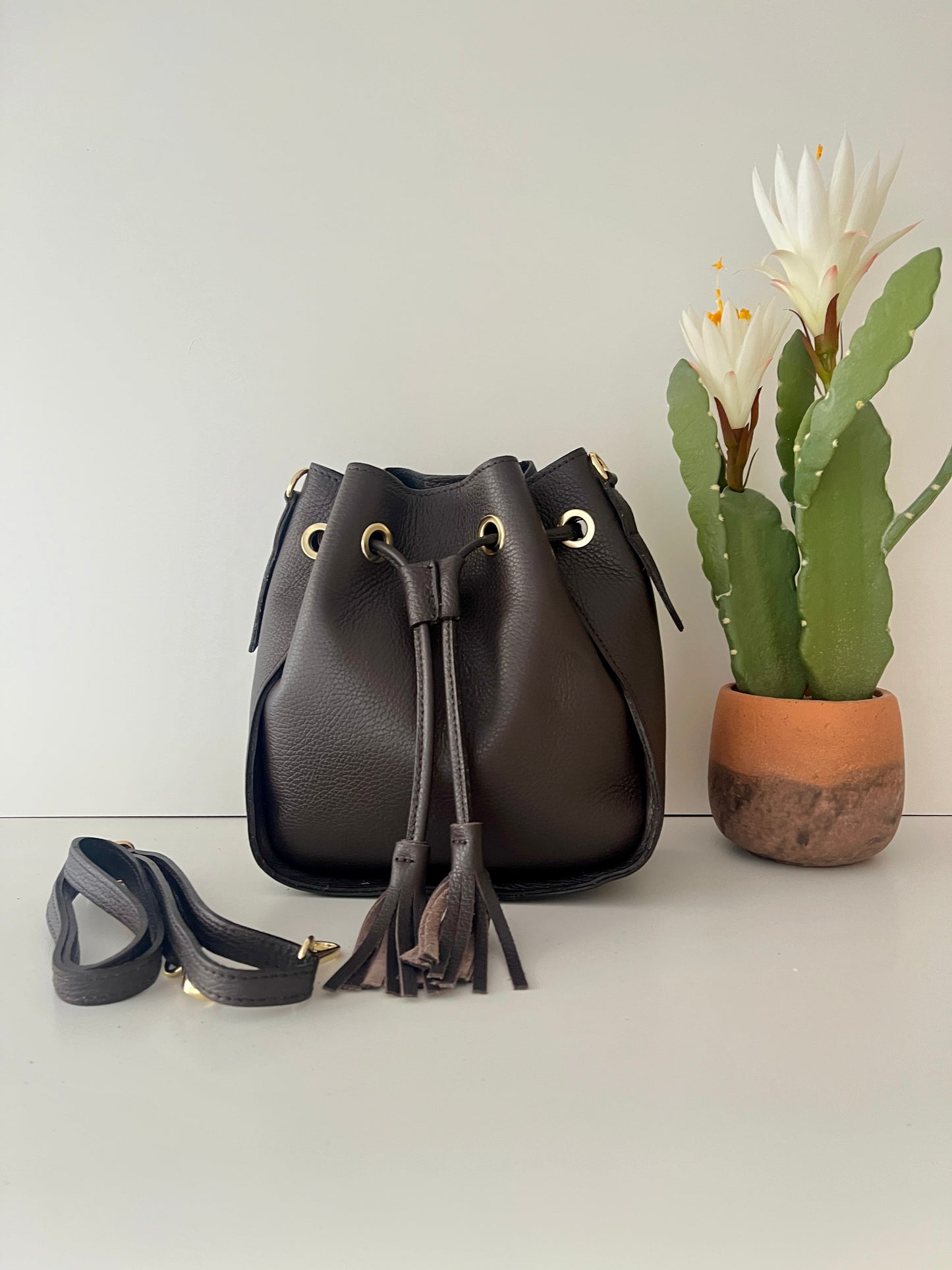 Bombonera Piel Cuadrada Borla - Marrón Chocolate