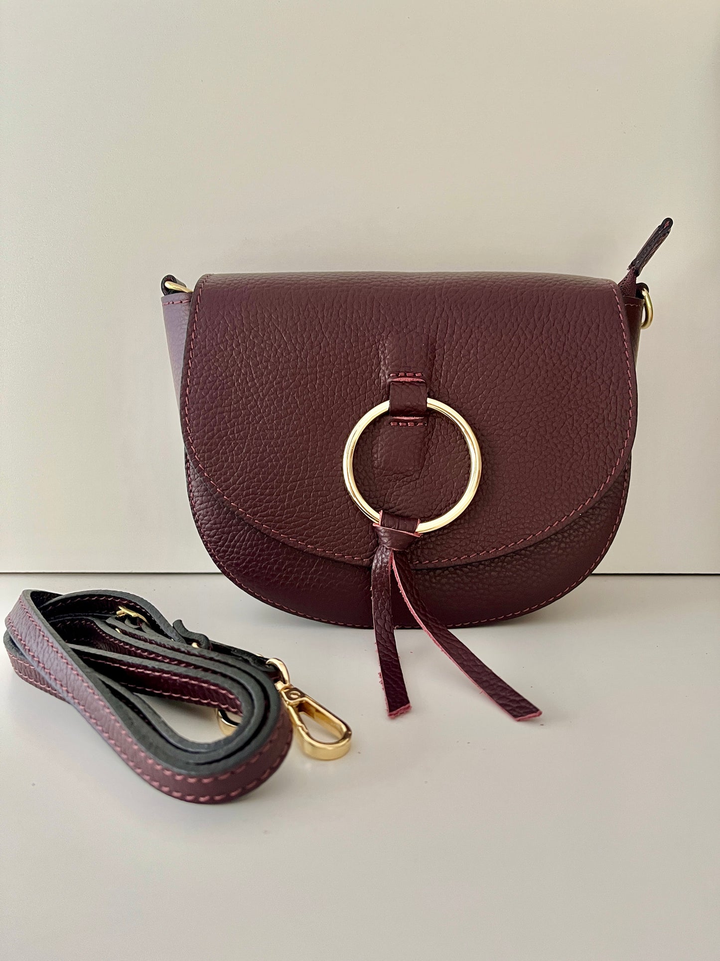 Bandolera Solapa Piel Aro - Burdeos