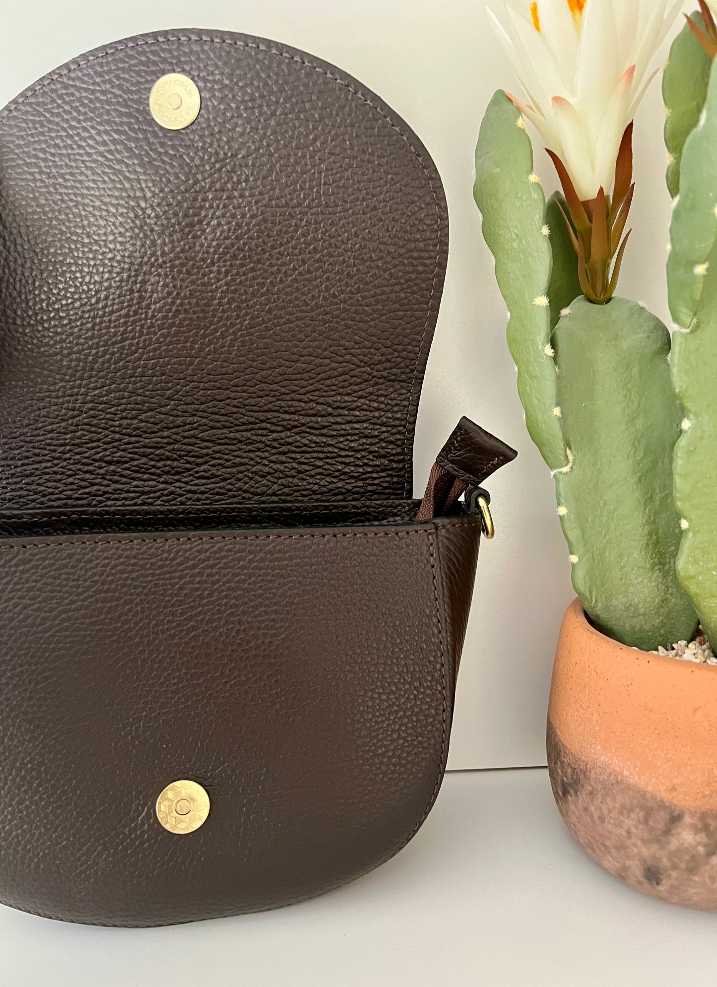 Bandolera Solapa Piel Aro - Marrón Chocolate