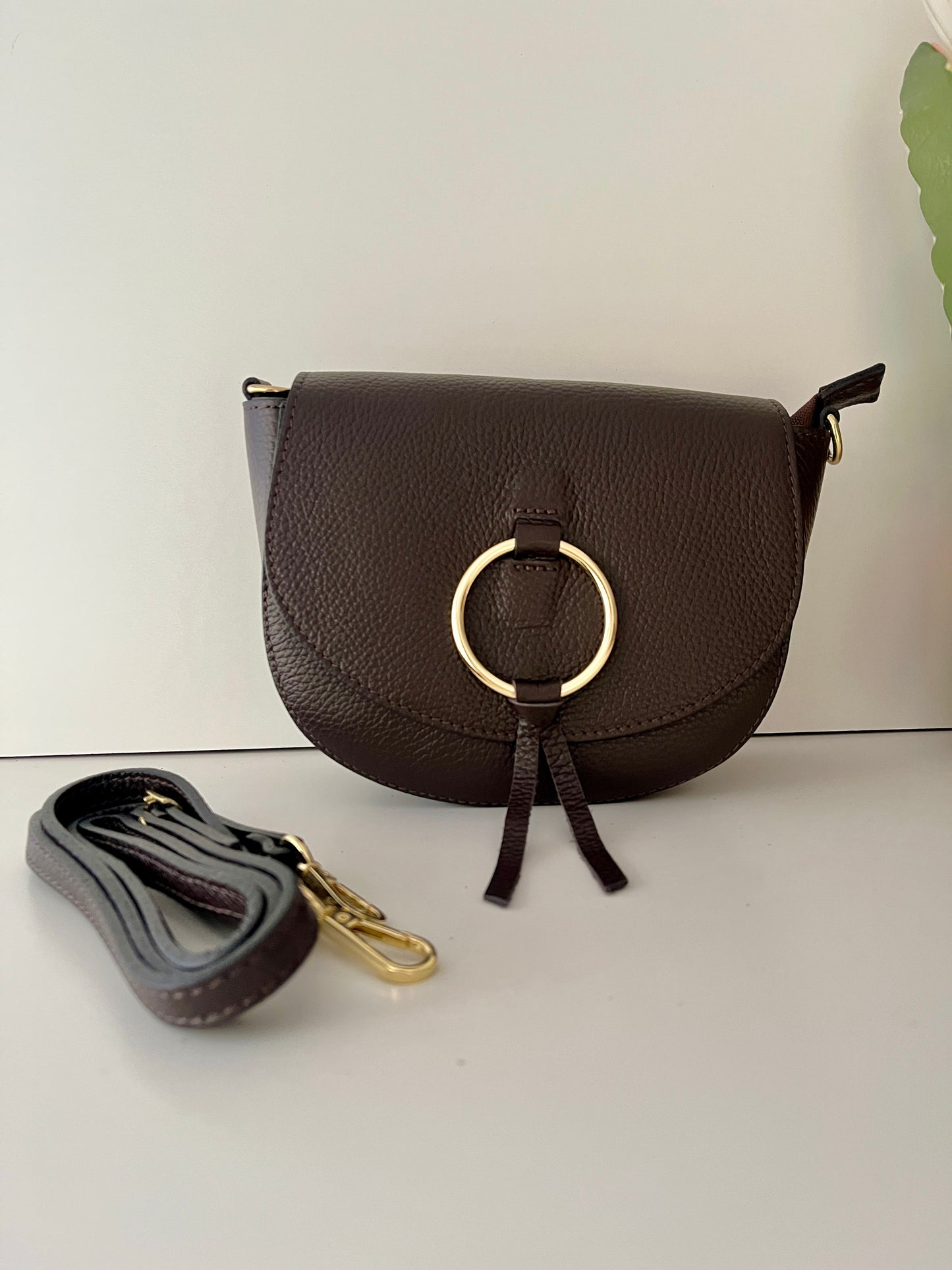 Bandolera Solapa Piel Aro - Marrón Chocolate