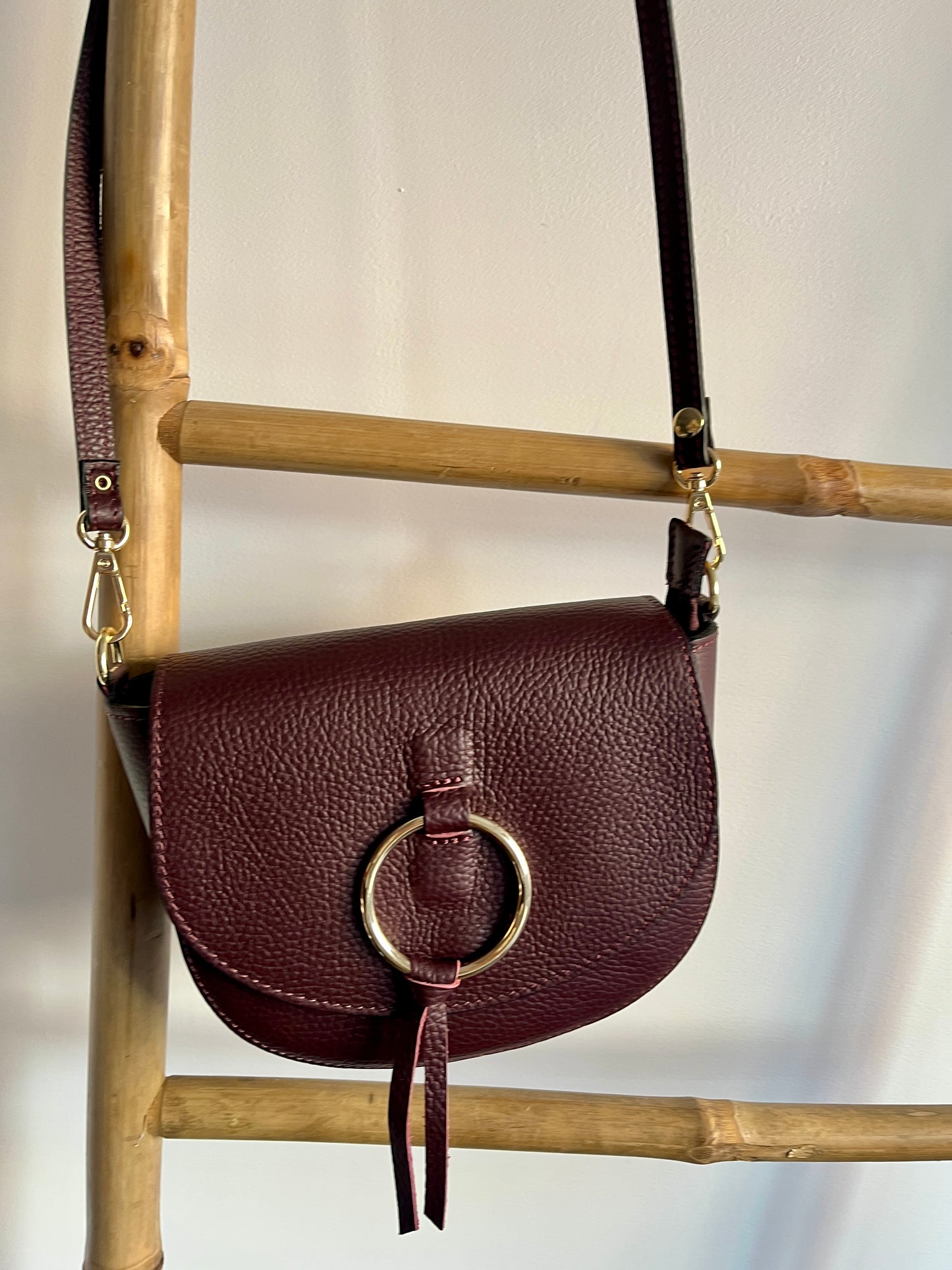 Bandolera Solapa Piel Aro - Burdeos