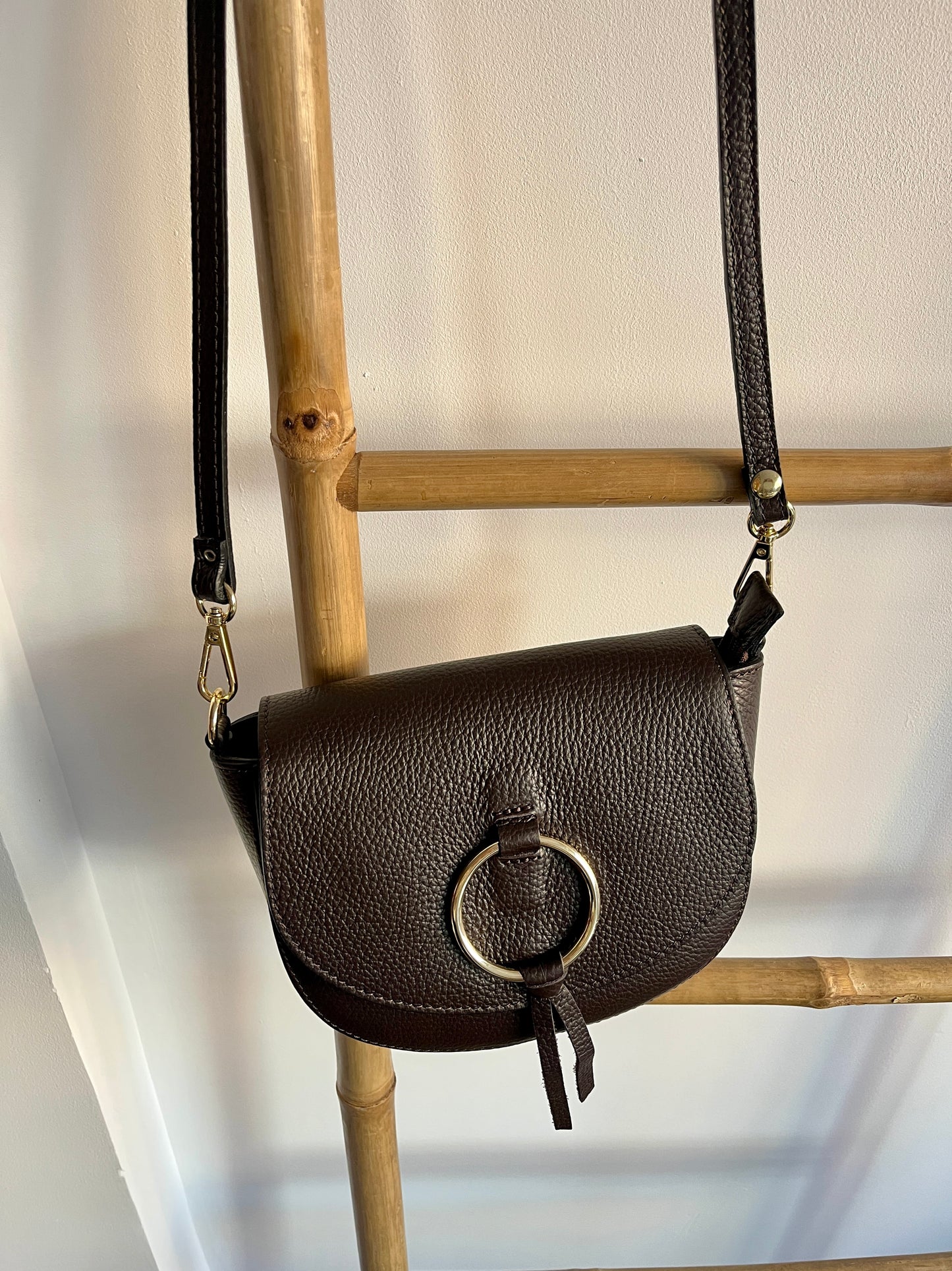 Bandolera Solapa Piel Aro - Marrón Chocolate