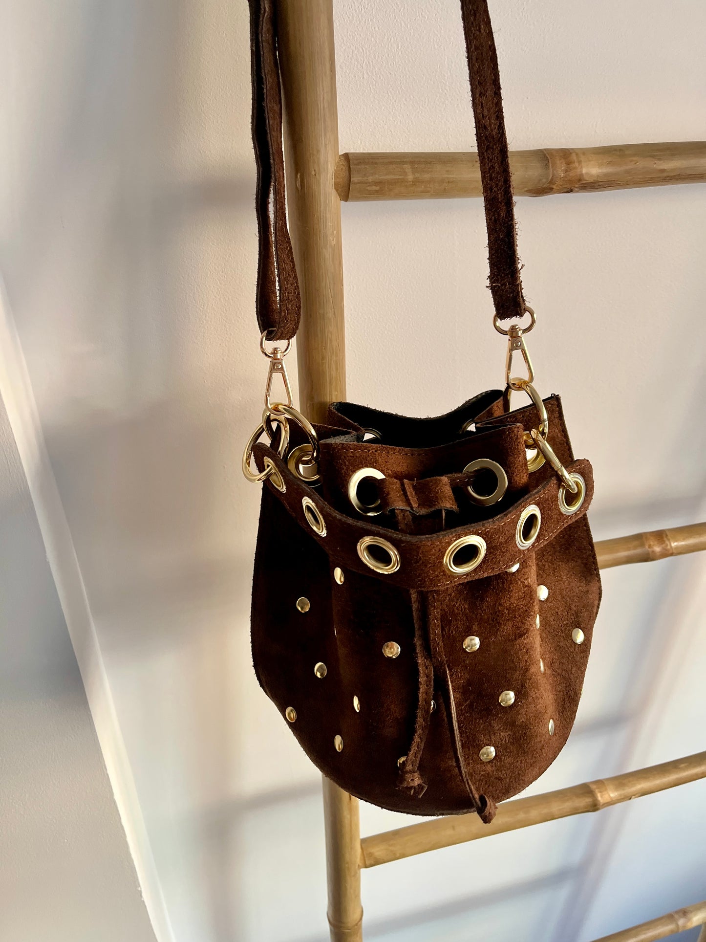 Mini Bombonera Piel Ante Tachas - Marrón