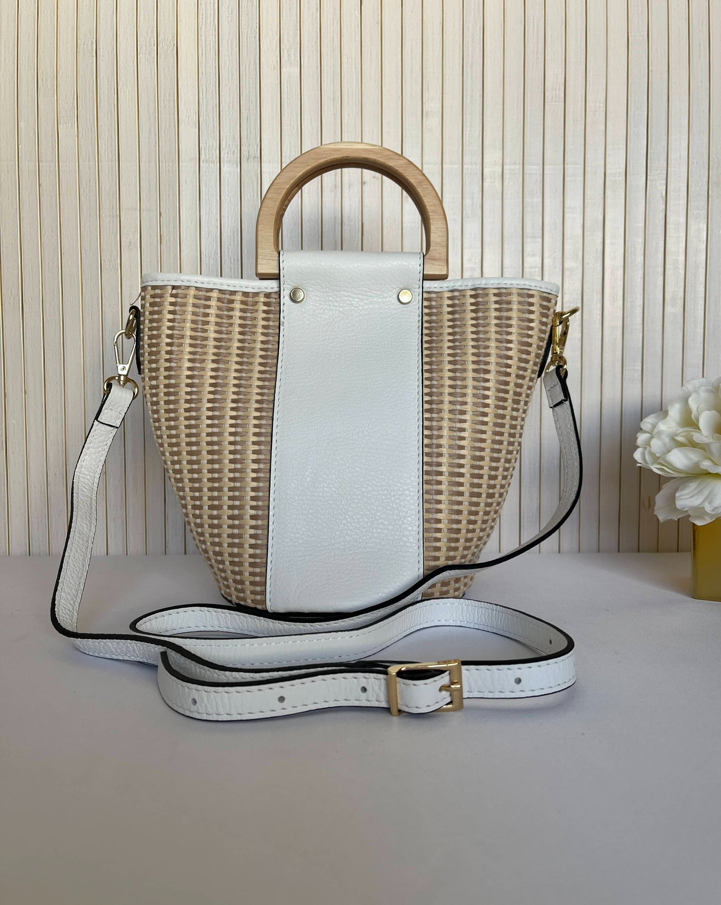 Bolso bucket blanco de rafia y piel con asas de madera 